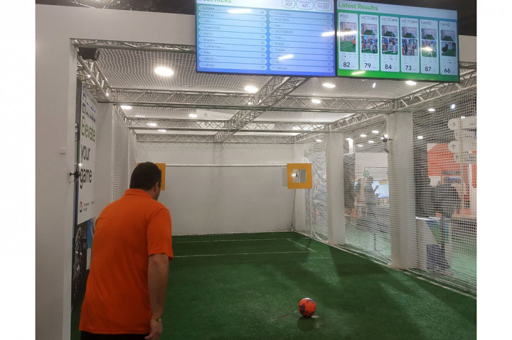 Demo Vertex AI Google Gemini & Imagen 2 dalam simulasi tendangan penalti sepakbola. Pengunjung yang menendang bola, akan mendapatkan analisis AI atas kekurangan, kelebihan, dan saran tendangan yang akurat. Terdapat serangkaian kamera dan alat pengukur kecepatan tendangan, yang akan dibaca oleh Vertex AI menjadi analisis suara dan teks, langsung bisa didengar dan dibaca oleh penendang bola usai melakukan aksinya.