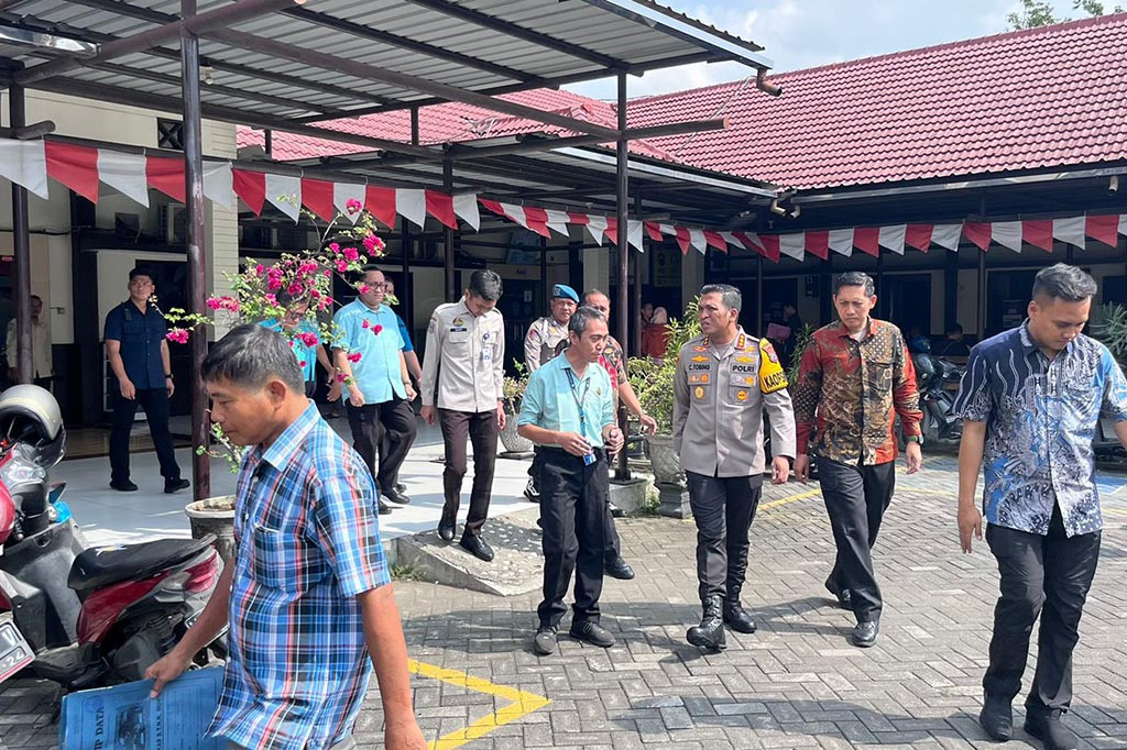 Sejumlah ruang pelayanan masyarakat di kedua Samsat tersebut dicek. Kapolresta Sidoarjo juga terlihat memberi arahan kepada beberapa petugas.