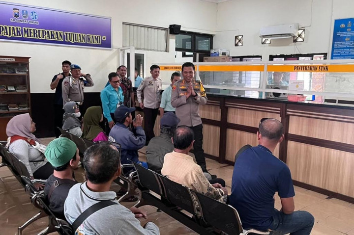 Kapolresta Sidoarjo Kombes Christian Tobing mengecek pelayanan masyarakat di Samsat Sidoarjo Kota dan Krian, pada Kamis, 18 April 2024, untuk memastikan pelayanan usai libur Hari Raya Idulfitri kembali berjalan optimal.