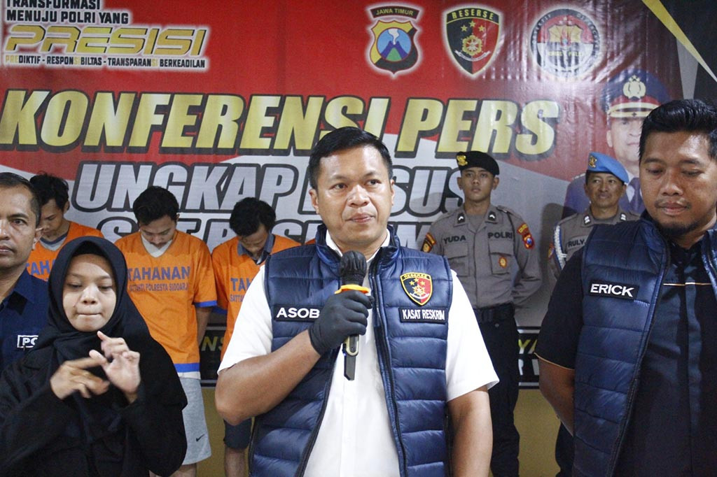 Korban adalah seorang mahasiswi bernama Mawar, 20, warga Desa Sambibulu, Kecamatan Taman, Sidoarjo. Peristiwa tidak terpuji itu terjadi pada 29 Maret 2024 lalu, saat Mawar dalam perjalanan pulang dari rumah neneknya.