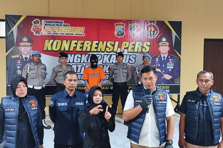 Aparat Reskrim Polresta Sidoarjo meringkus MAK, 29, seorang pria beristri yang nekat melakukan begal payudara mahasiswi.