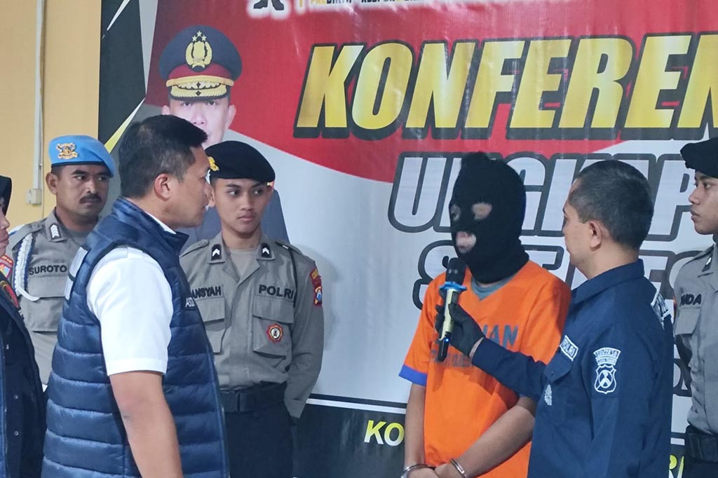 Orang tua korban yang tidak terima dan mengetahui ciri-ciri pelaku, kemudian melaporkan ke Polresta Sidoarjo. Tidak berapa lama, polisi meringkus MAK yang ternyata warga satu desa dengan korban.