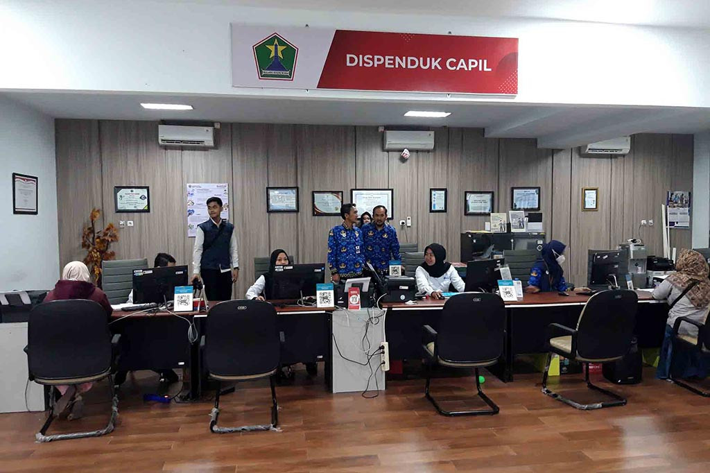 Layanan kependudukan meningkat usai libur Lebaran di Kota Malang, Jawa Timur. Layanan didominasi pengurusan Kartu Tanda Penduduk (KTP) baru dan pindah domisili masuk maupun keluar daerah.