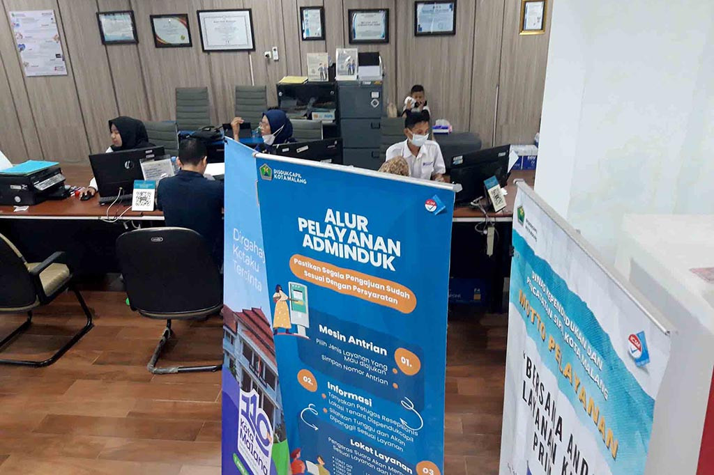 Wahyu memastikan pelayanan berjalan baik di mal pelayanan publik, puskesmas dan pasar Madyopuro.