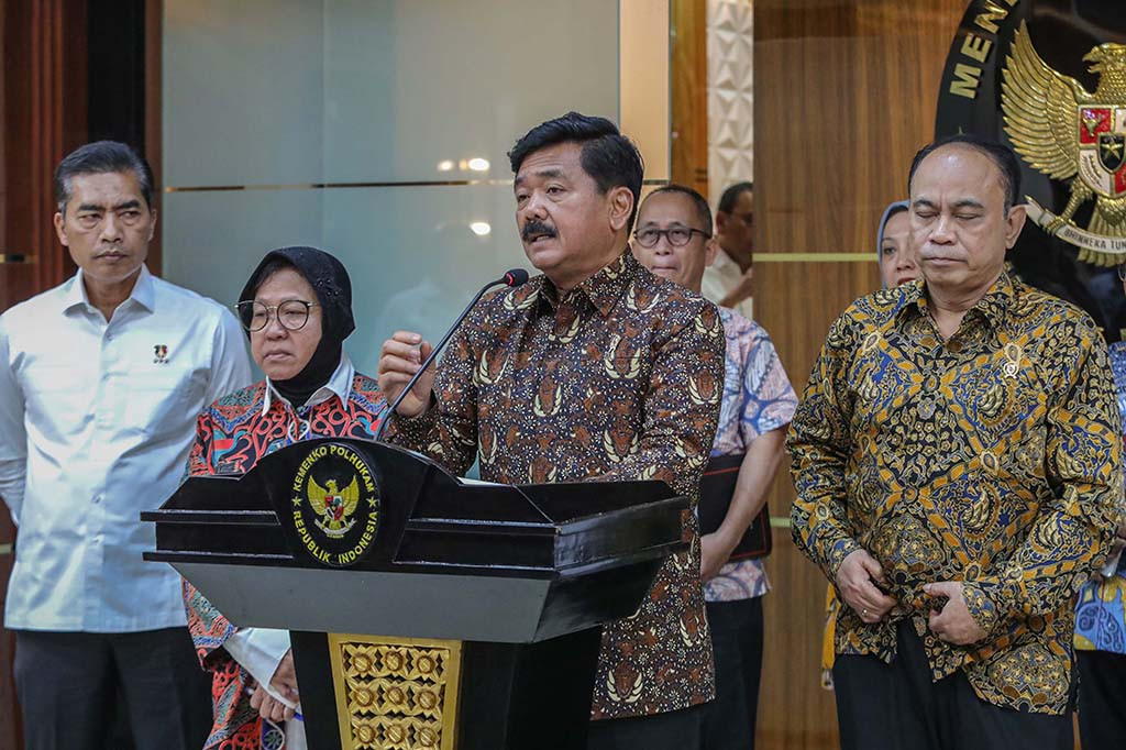 Saat konferensi pers, Hadi didampingi oleh Menteri Sosial Tri Rismaharini, Menteri Komunikasi dan Informatika Budi Arie Setiadi, dan Kabareskrim Komjen Pol Wahyu Widada. Menurut dia, Satgas tersebut bakal melibatkan sejumlah kementerian dan lembaga.