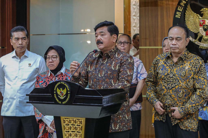 Saat konferensi pers, Hadi didampingi oleh Menteri Sosial Tri Rismaharini, Menteri Komunikasi dan Informatika Budi Arie Setiadi, dan Kabareskrim Komjen Pol Wahyu Widada. Menurut dia, Satgas tersebut bakal melibatkan sejumlah kementerian dan lembaga.