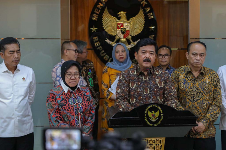 Menteri Koordinator Bidang Politik, Hukum, dan Keamanan (Menkopolhukam) Hadi Tjahjanto menyatakan, pihaknya bakal membentuk satuan tugas (Satgas) untuk menangani permasalahan pornografi
secara online yang membuat anak-anak di bawah umur menjadi korban.