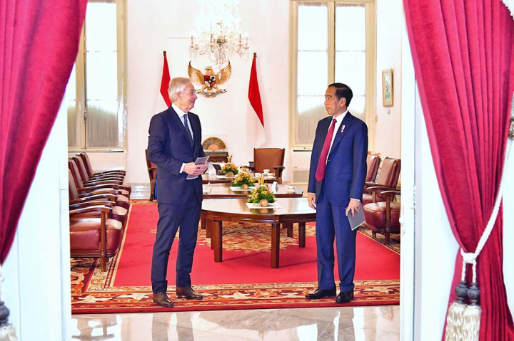 Presiden Joko Widodo menerima mantan Perdana Menteri Inggris, Tony Blair, di Istana Merdeka, Jakarta, pada Kamis, 18 April 2024. Dalam pertemuan tersebut, Presiden Joko Widodo didampingi Menteri Investasi Bahlil Lahadalia dan Menteri Pendayagunaan Aparatur Negara dan Reformasi Birokrasi (MenPAN RB) Abdullah Azwar Anas, membahas serangkaian inisiatif strategis untuk memajukan sektor energi terbarukan dan transformasi digital di Indonesia.