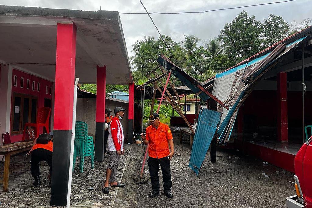 Taka, seorang nelayan setempat yang hanya menyebutkan satu nama, sedang berada di laut membantu orang-orang menyelamatkan diri dengan perahu ketika kawah tersebut mengeluarkan kolom berwarna oranye menyala.
