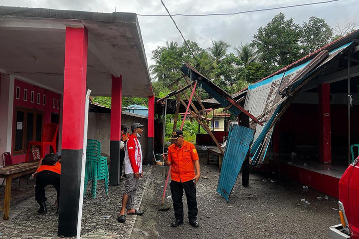 Taka, seorang nelayan setempat yang hanya menyebutkan satu nama, sedang berada di laut membantu orang-orang menyelamatkan diri dengan perahu ketika kawah tersebut mengeluarkan kolom berwarna oranye menyala.