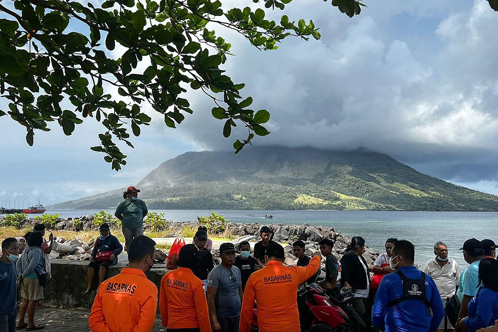 Gunung berapi ini terletak di sebuah pulau terpencil di wilayah terluar Indonesia dan memiliki puncak 725 meter (2.380 kaki) di atas permukaan laut. Asap masih mengepul setinggi 800 meter pada Kamis pagi, kata para pejabat.
