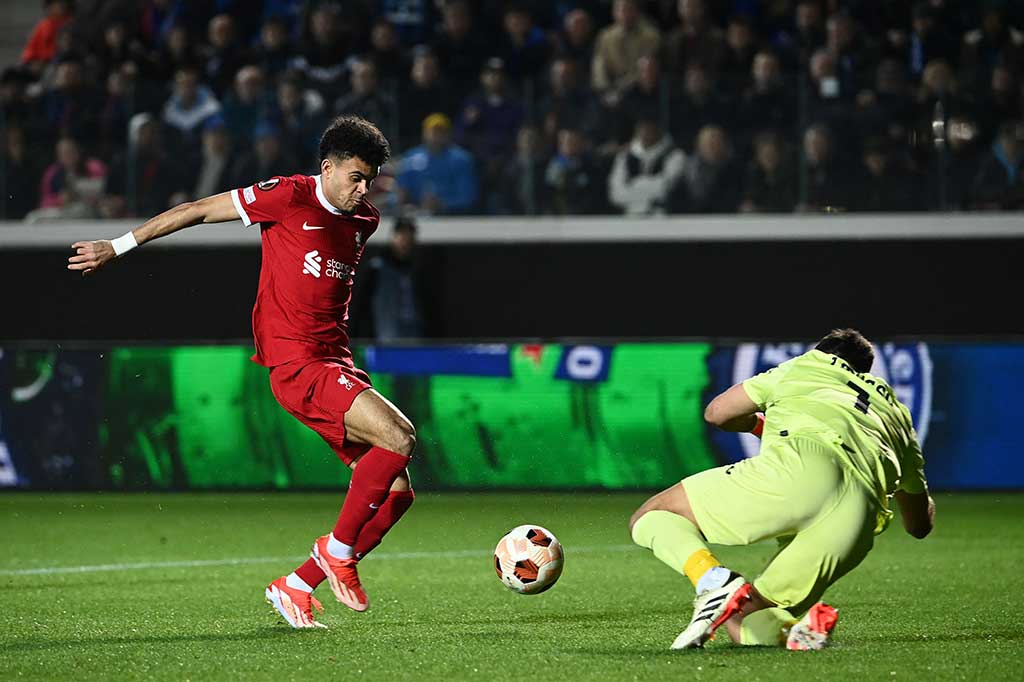 Liverpool masih membutuhkan dua gol lagi untuk menyamai agregat Atalanta. Pada menit ke-12, Luis Diaz mendapat umpan terobosan Andrew Robertson dan tinggal berhadapan dengan Musso. Namun, sepakannya bisa diredam.