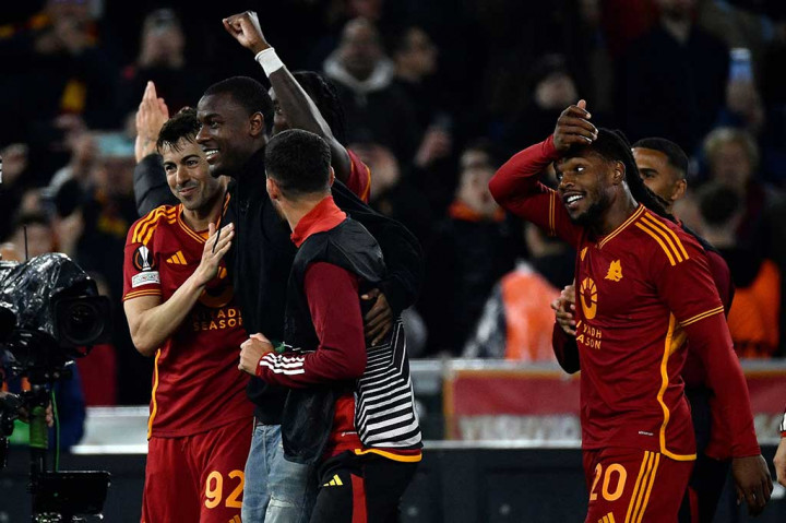 AS Roma lolos ke semifinal Liga Europa 2023/24 setelah menang 2-1 lawan AC Milan dalam pertandingan leg kedua perempat final di Stadion Olimpico pada Jumat dini hari WIB. Giallorossi melaju ke empat besar dengan agregat 3-1.
