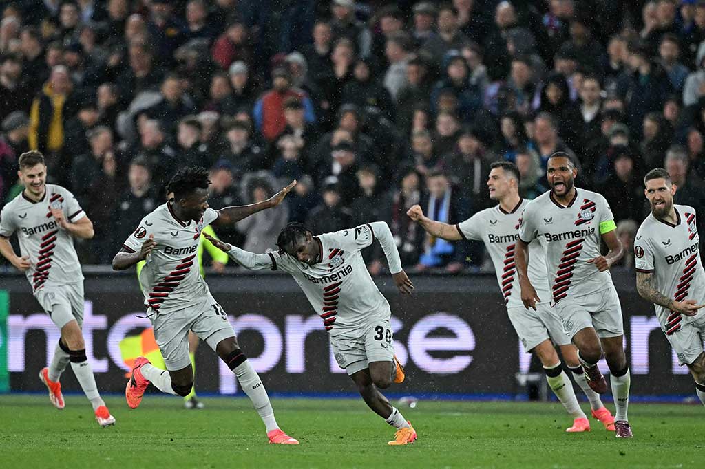 Gawang West Ham akhirnya kemasukan setelah terus menahan gelombang serangan Leverkusen. Pada menit ke-89, Jeremie Frimpong bisa meneruskan umpan Josip Stanisic menjadi gol lewat sepakan kaki kirinya dari sisi kanan kotak penalti. Skor 1-1 bertahan hingga laga bubar.