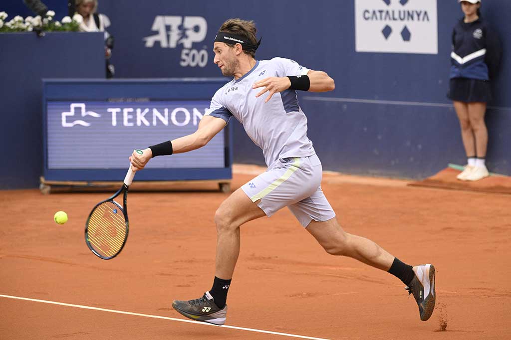 Ruud, runner-up Stefanos Tsitsipas di Monte Carlo Masters akhir pekan lalu, memimpin 5-0 atas Thompson. Ia kemudian meraih break pada gim ketujuh set kedua sebelum meraih kemenangan hanya dalam waktu 73 menit.