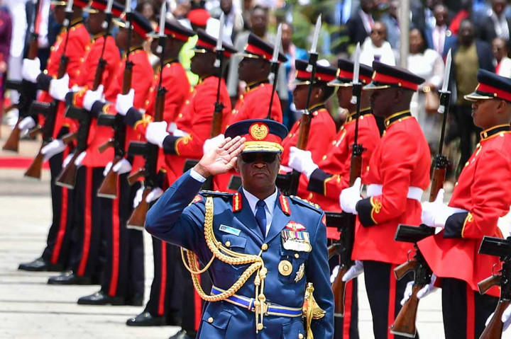 “Seorang jenderal bintang empat yang terhormat telah gugur dalam menjalankan tugas dan mengabdi pada negara,” kata Ruto, mengumumkan tiga hari berkabung sejak Jumat, 19 April.