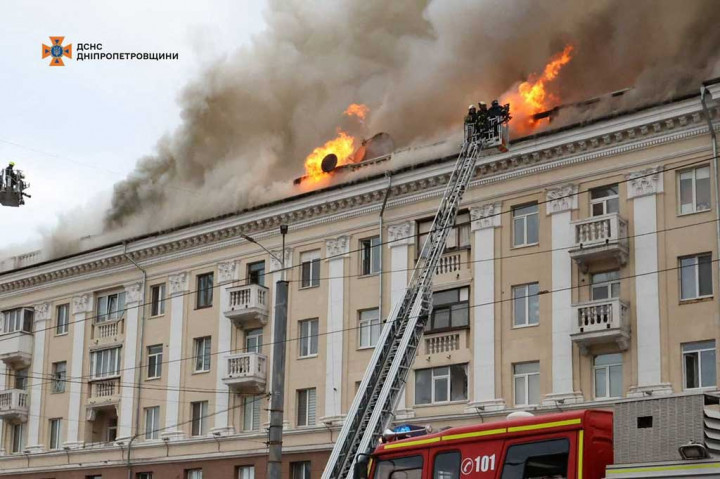 Tim penyelamat berusaha memadamkan api di lokasi serangan rudal Rusia di Dnipro, Ukraina Tengah, Kamis, 18 April 2024. Delapan orang tewas akibat serangan tersebut.