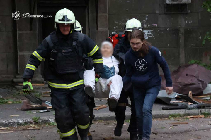 Presiden Volodymyr Zelensky, yang telah meminta sekutunya untuk membangun sistem pertahanan udara yang lebih baik, mengatakan Rusia harus bertanggung jawab atas serangan itu, dalam sebuah pernyataan di media sosial.