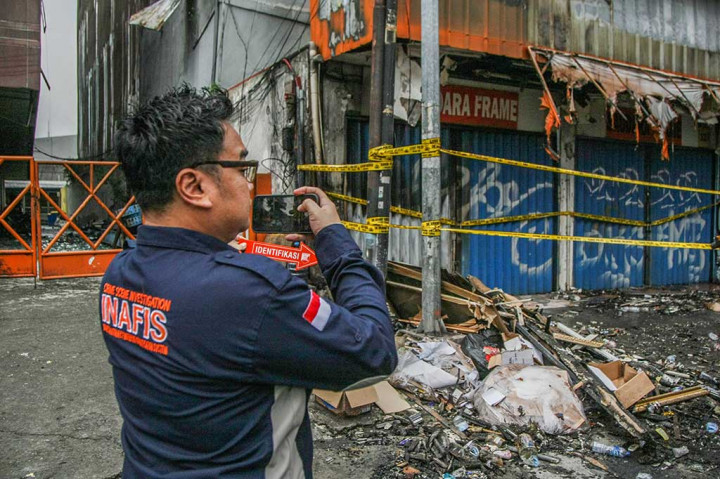 Tim Pusat Laboratorium Forensik (Puslabfor) Polri tengah melakukan olah tempat kejadian perkara (TKP) kebakaran di Mampang Prapatan. 
