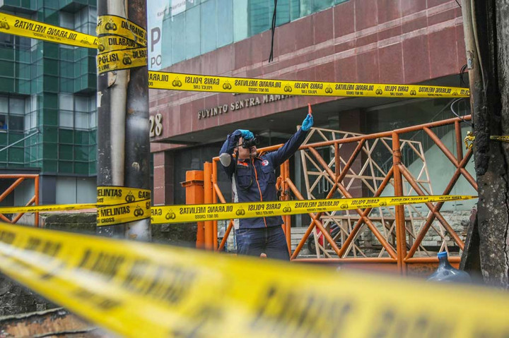 Ia menambahkan selain mengakibatkan tujuh orang meninggal dunia, kebakaran ruko Saudara Frame dan Galery di Mampang Prapatan tersebut juga mengakibatkan lima orang mengalami luka bakar. 