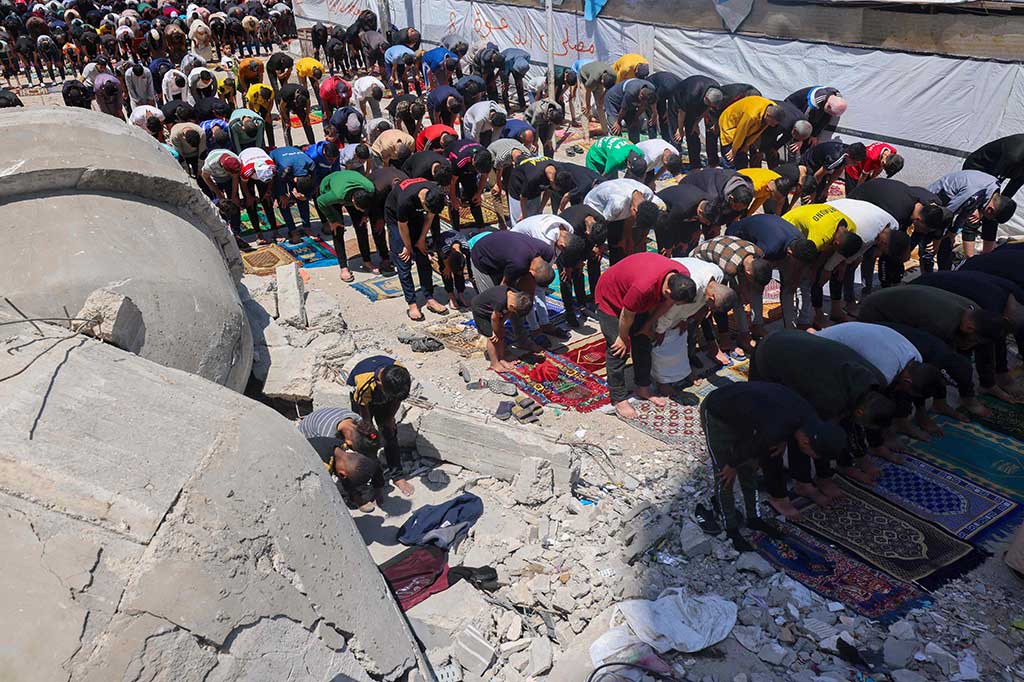 Meski dengan alas sajadah seadanya dan tempat ibadah yang memprihatinkan, umat muslim tetap melaksanakan Salat Jumat dengan khusuk.