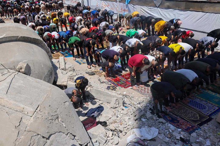 Meski dengan alas sajadah seadanya dan tempat ibadah yang memprihatinkan, umat muslim tetap melaksanakan Salat Jumat dengan khusuk.