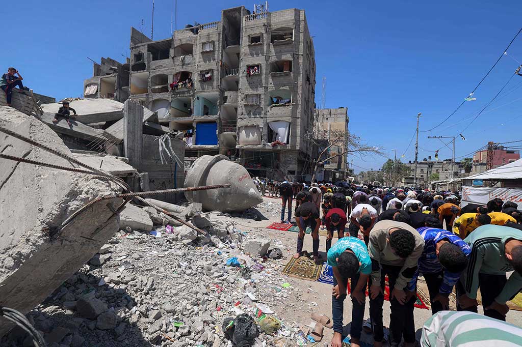 Saat hari Jumat tiba, umat muslim harus beribadah salat jumat di luar reruntuhan Masjid Al-Farouq di Jalur Gaza.
