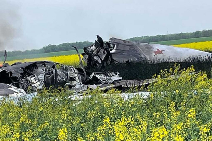 “Untuk pertama kalinya, unit rudal antipesawat angkatan udara bekerja sama dengan intelijen pertahanan Ukraina menghancurkan pembom strategis jarak jauh Tu-22M3,” kata militer Ukraina dalam pernyataan di media sosial.