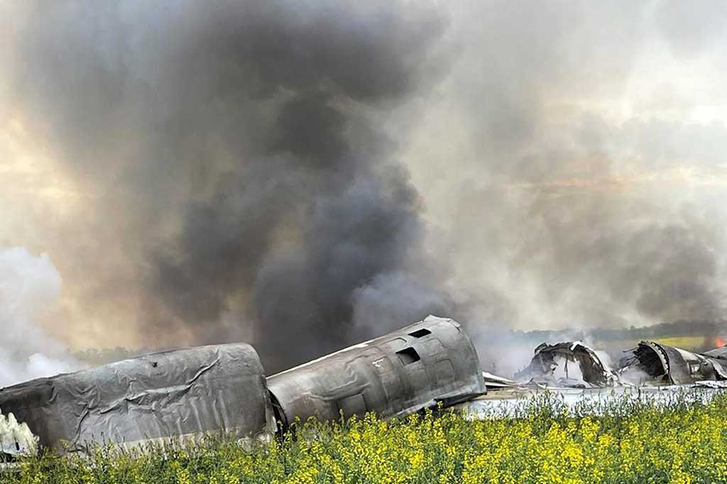Asap mengepul dari bangkai pesawat pembom strategis jarak jauh Tu-22M3 Rusia yang jatuh di ladang pertanian di luar Stavropol. Ukraina mengklaim bahwa  telah menembak jatuh pesawat pembom jarak jauh Rusia tersebut.