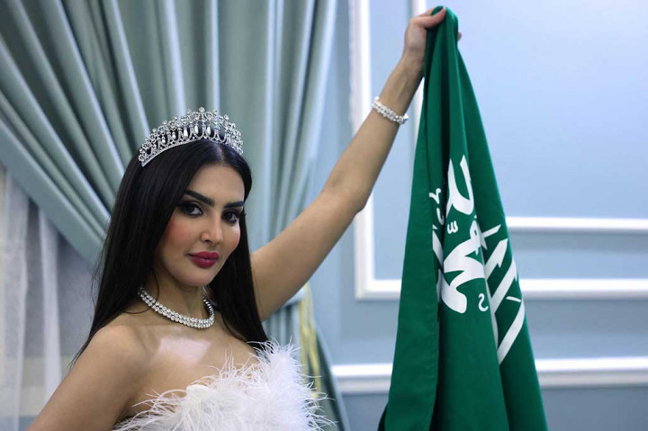 Arab Saudi akan mengambil bagian dalam kontes Miss Universe tahun ini untuk pertama kalinya. Rumy Alqahtani yang berusia dua puluh tujuh tahun akan mewakili negara kerajaan tersebut.