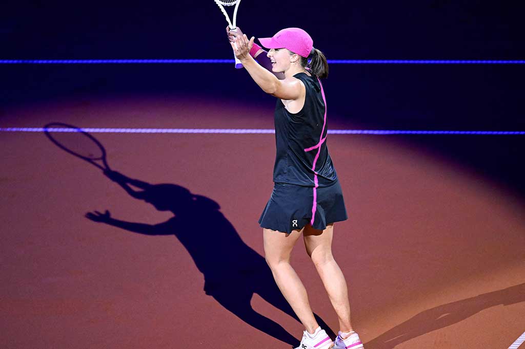 Swiatek yang berusia 22 tahun itu hanya membutuhkan waktu dua jam lebih untuk mengalahkan Raducanu yang bermain di perempat final pertamanya sejak 2022.