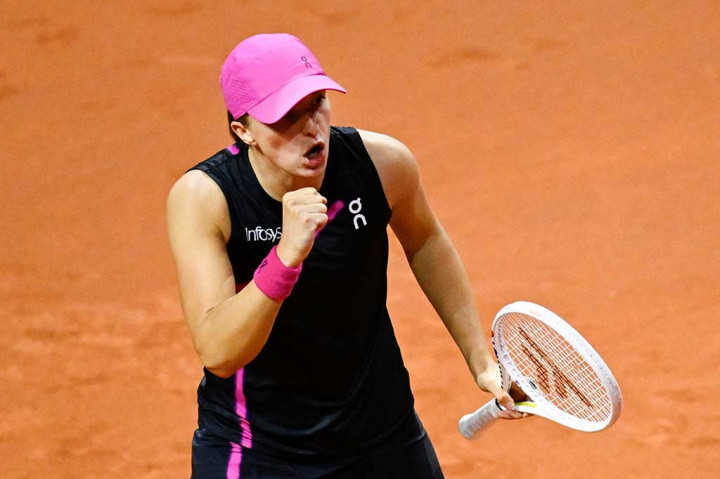 Petenis nomor satu dunia dan juara bertahan Iga Swiatek menambah kemenangan beruntunnya di Stuttgart menjadi 10 pertandingan, Jumat, 19 April 2024 waktu setempat, dengan kemenangan straight set di perempat final atas Emma Raducanu.