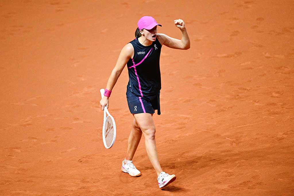 Unggulan teratas Swiatek, juara turnamen lapangan tanah liat Jerman tersebut pada 2022 dan 2023, mengalahkan mantan juara US Open Raducanu 7-6(7/2), 6-3.