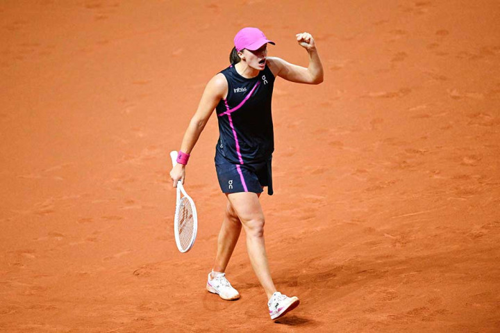 Unggulan teratas Swiatek, juara turnamen lapangan tanah liat Jerman tersebut pada 2022 dan 2023, mengalahkan mantan juara US Open Raducanu 7-6(7/2), 6-3.