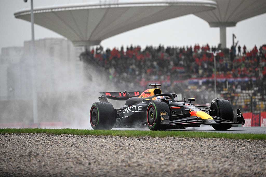 Tak hanya itu, hasil ini sekaligus menandai pole yang Verstappen raih untuk kelima kalinya secara berturut-turut pada Formula 1 musim 2024, setelah sebelumnya menjadi polesitter di Grand Prix Bahrain, Grand Prix Arab Saudi, Grand Prix Australia, dan Grand Prix Jepang.