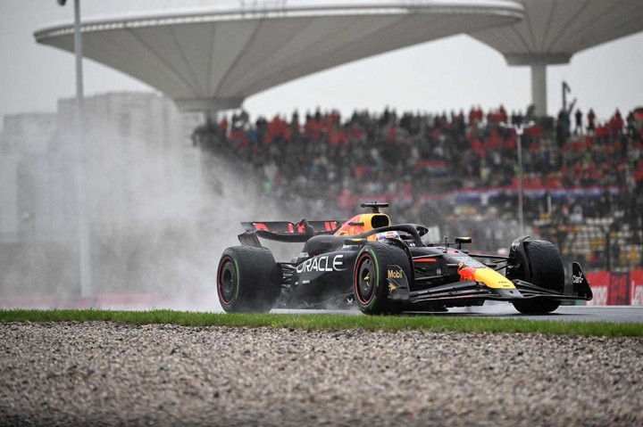 Tak hanya itu, hasil ini sekaligus menandai pole yang Verstappen raih untuk kelima kalinya secara berturut-turut pada Formula 1 musim 2024, setelah sebelumnya menjadi polesitter di Grand Prix Bahrain, Grand Prix Arab Saudi, Grand Prix Australia, dan Grand Prix Jepang.