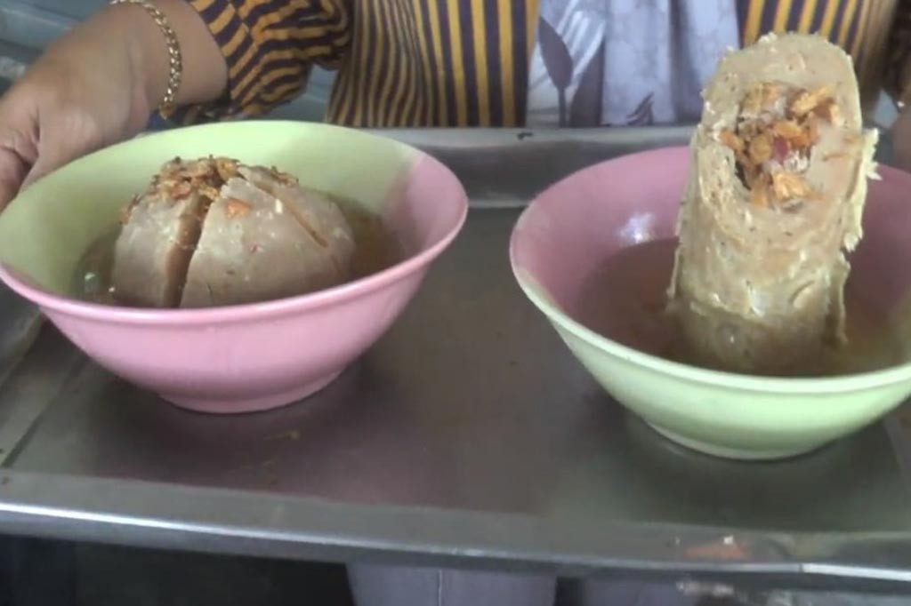 Syubakir selaku pemilik kedai sengaja memberikan promo makan bakso gratis dalam rangka memperingati hari lahirnya Raden Ajeng Kartini, yang dikenal sebagai sebagai pahlawan emansipasi wanita.