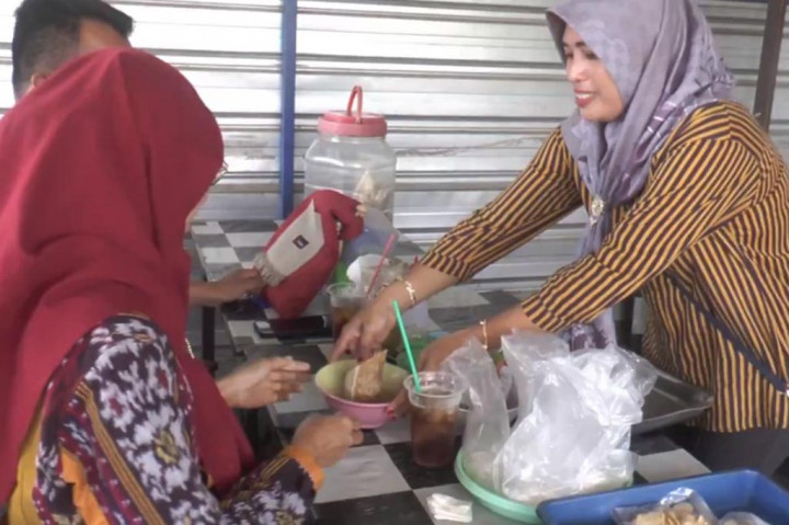 Makan bakso gratis ini berlaku bagi yang bisa menunjukan identitas diri. Pembeli bisa memilih menu bakso yang selama ini terbilang unik, dari bakso beranak, bakso janda marah, dan ada juga bakso bambu runcing.