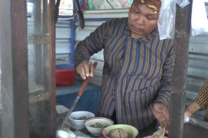 Bagi penikmat bakso yang memiliki tanggal dan bulan lahir yang sama dengan Raden Ajeng Kartini, yakni 21 April, bisa menikmati makan gratis di Kedai Bakso Jegluk milik Syubakir di Desa Ngabul, Jepara, Jawa Tengah.
