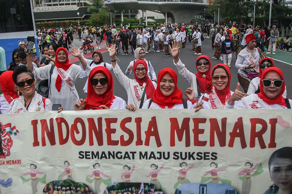 Para pegiat kebaya Indonesia melakukan kegiatan kampanye Indonesia Menari di arena CFD, Bundaran HI, Jakarta, Minggu, 21 April 2024. 