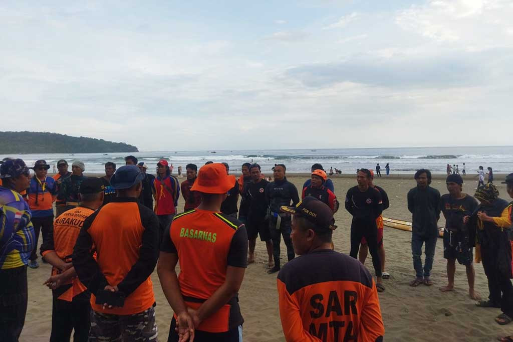 Empat dari dua orang wisatawan bernama Muhtadin, 23, dan Rifki Ajamudin, 19, warga Dusun Lengkong, Desa Cieurih, Kecamatan Cipaku, Kabupaten Ciamis, Jawa Barat hilang tergulung ombak di Pantai Barat Pangandaran, Jawa Barat. Kejadian itu terjadi, Jumat, 19 April 2024. Korban tengah berenang di area larangan dan menyebabkan dua orang hilang terseret arus gelombang.
