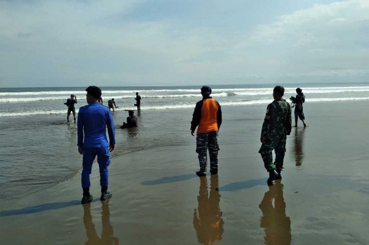 Kepala Satuan Polairud Polres Pangandaran, AKP Sugianto mengatakan, sebelum kerjadian itu terjadi awalnya 4 orang pemuda datang ke Pangandaran bersama 11 orang dan mereka bermain bola voli di Pantai tak jauh dari lokasi kejadian. Namun, 7 orang temannya itu berlari menuju air laut Pantai Barat tepatnya berada di Pos 5 untuk berenang dan sambil bermain air.