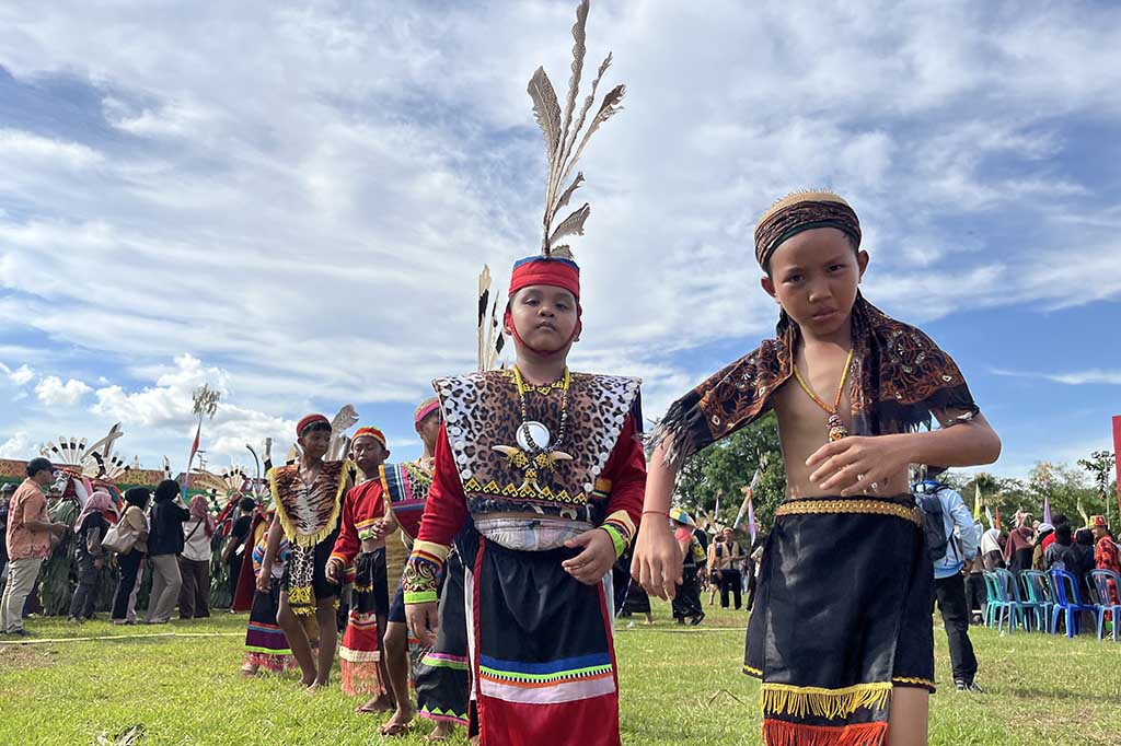 Untuk melawan kepunahan, Masyarakat Adat Dayak Wehea di Kabupaten Kutai Timur, Kalimantan Timur, saban tahun menggelar festival pesta adat secara besar-besaran.