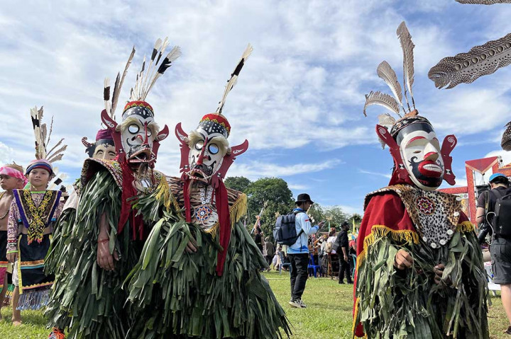 Dinamakan Pesta Adat dan Budaya Lom Plai, serangkaian hiburan masyarakat digelar dengan ritual warisan leluhur selama 27 hari berturut-turut di Desa Nehas Liah Bing, Kecamatan Muara Wahau.