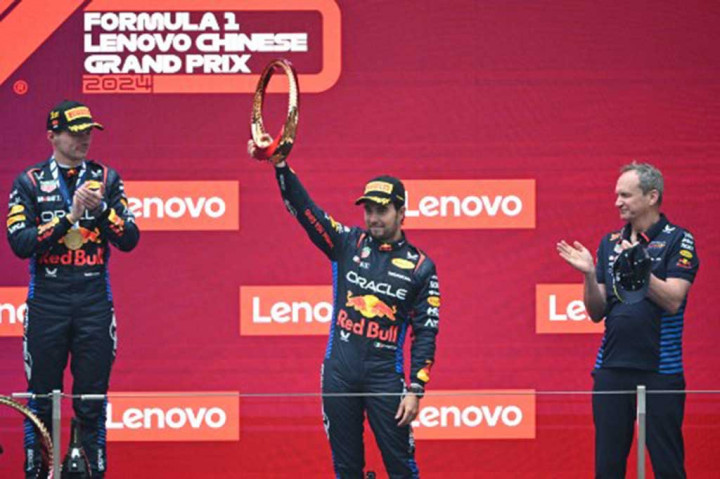 Juara dunia tiga kali itu mengendalikan balapan saat kembali ke Sirkuit Internasional Shanghai untuk pertama kalinya sejak 2019 dengan finis 13,7 detik di depan pembalap McLaren Lando Norris dengan rekan setimnya di Red Bull Sergio Perez di urutan ketiga.