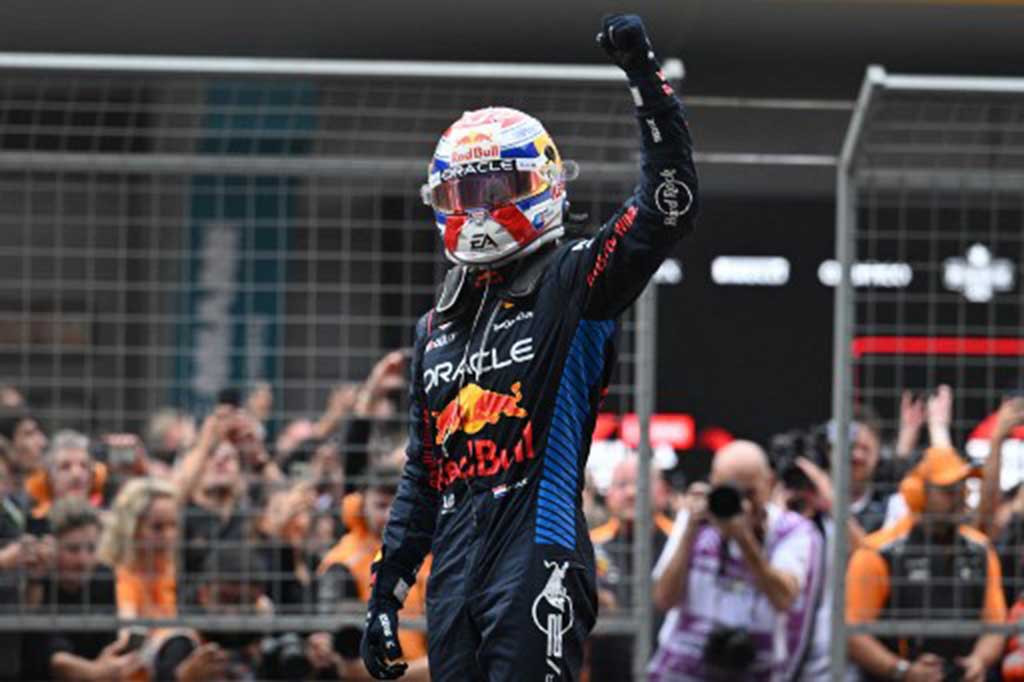Max Verstappen mengakhiri akhir pekan yang dominan dengan kemenangan di Grand Prix Tiongkok pertama dalam lima tahun pada hari Minggu, 21 April 2024 untuk memperpanjang keunggulan kejuaraan dunianya sehari setelah meraih kemenangan sprint.