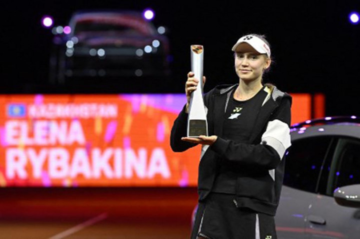 Unggulan keempat asal Kazakhstan Elena Rybakina mengalahkan petenis Ukraina Marta Kostyuk dengan straight set langsung untuk memenangi Stuttgart Open, Minggu, 21 April 2024 waktu setempat.