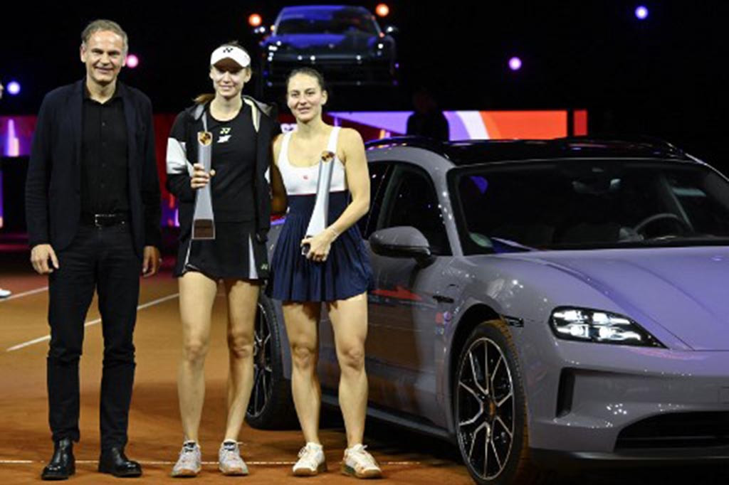 Rybakina unggul dalam catatan head to head 2-1 melawan Kostyuk.