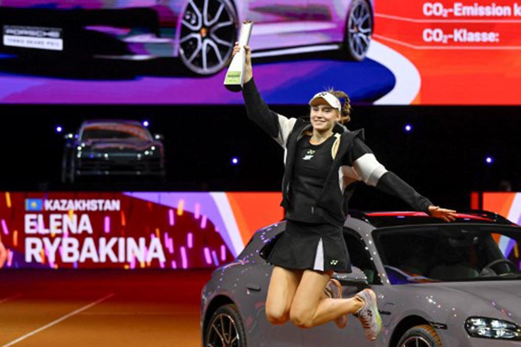 Petenis peringkat empat dunia itu mematahkan servis Kostyuk dua kali pada set pertama dan dua kali pada set kedua, merebut tiga break point dari petenis peringkat 27 dunia itu untuk meraih gelar kedelapan dalam kariernya.