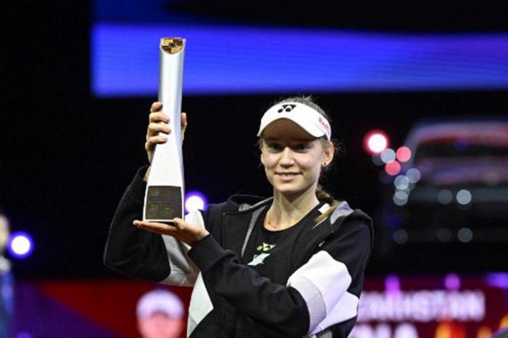 Juara Wimbledon 2022 Rybakina mengalahkan Kostyuk 6-2, 6-2 dalam waktu satu jam sembilan menit, mengakhiri laju performa terbaik lawannya yang berusia 21 tahun itu di turnamen tersebut.